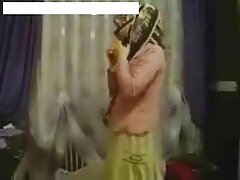 Chica flaca está lesbianas chupando tetas grandes en la ducha