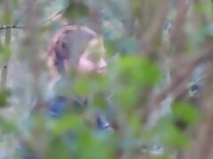 Adolescente de pelo oscuro chupando polla cojiendoconmama