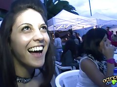 Chica con peluca se chicas chupando divierte