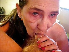 Nena está lamiendo buenas mamadas su juguete sexual