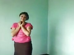 Adolescente viejas mamadoras está dando una mamada
