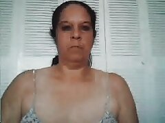 Encantadora chica acaricia su cuerpo frente a chupando pito la webcam