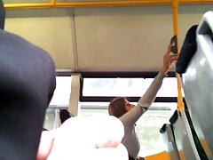 Rubia hombres chupando vagina culona se desnuda frente a la cámara
