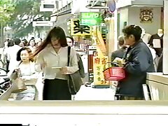 ¡Así que la hermosa esposa morena quiere polla y juega con un consolador de super mamadas vidrio en ambos agujeros, maldita sea!