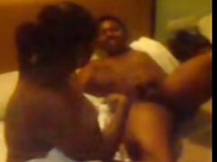 Adolescente delgada con gafas madurasmamando expuestas en la webcam