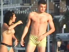 Gordita masturbándose la polla afeitada de chupando toto un calvo