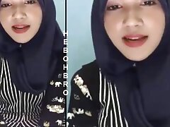 Linda rubia lame una polla y hace una mamada profunda hombres chupando pezones