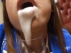 Adolescente de grandes pechos deslizándose abuelas chupando pollas por una polla