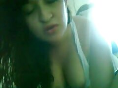 Morena de una mamada tetas pequeñas se sienta en un consolador