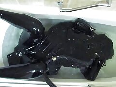 Esposa mamada de rodillas milf morena gordita hace un video caliente con su tipo negro, disfruta