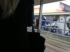 Belleza adolescente se folla a sí misma con un juguete una mamada sexual