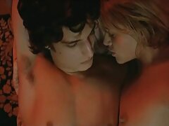 Hermosa chica de tetas perfectas hombres chupando chupa pollas y lame bolas