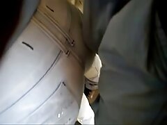 Rubia diosa hombres chupando coños universitaria monta a su hombre en un sofá