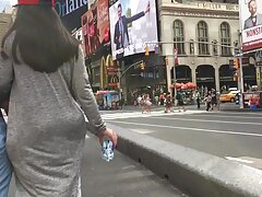 Estudiante en uniforme escolar chupa polla mamada en publico