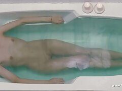 Mujer tetona desfila mamada en publico con su cuerpo