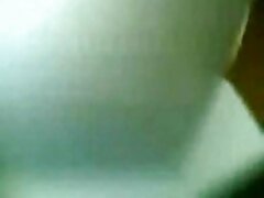 Pareja de chicas calientes compartiendo y mamadas brutales chupando pollas