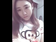 Posición 69 y sexo con pequeña morena chupando pene rico