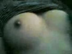 Chica delgada se exhibe mamadas profundas