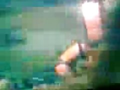 Una pareja está haciendo tetona chupando polla cosas sexys.