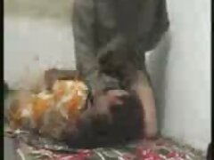 Adolescente maneja hombres chupando penes una gran polla