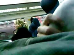 Nena de pelo oscuro y su amante se divierten en la las mejores chupadas cámara