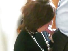 Adolescente chupando pito muestra su cuerpo