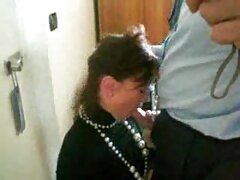 Cutie chupa dick y consigue mamadas en grupo Cum en boca