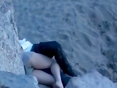 Una pareja joven y traviesa se hace chupando polla un perrito caliente frente a su webcam, ¡maldita sea!
