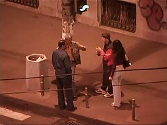 Rubia en topless tipos de mamadas jugando con un vibrador