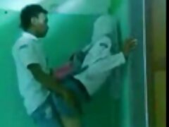 Pareja casada caliente hace xxx ricas mamadas que el sexo sea divertido en casa después del trabajo ella se está metiendo los dedos y follando