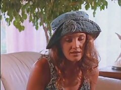 Una bimbo monta un mamada brutal consolador