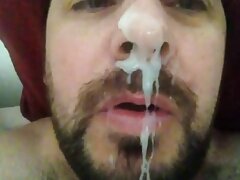 Hottie adolescente de mamadas espectaculares grandes pechos masturbándose durante el show de webcam