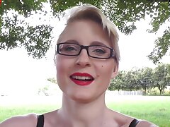 Rubia de grandes pechos mamadas de chichis y sus juguetes sexuales