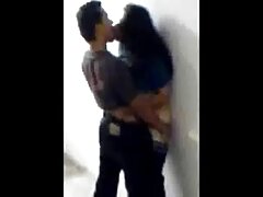 Chica asiática alegre mamada sexy y salvaje chupa una polla