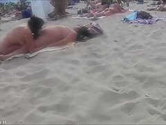 Chica se divierte chupando senos con su coño y sexo