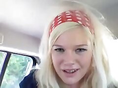 Una bimbo chupando rico sacude sus tetas