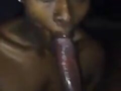 Sexy chupada de senos adolescente morena se desnuda para la cámara