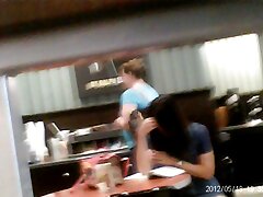 Chica sexy se pone una peluca y se divierte frente hombres chupando senos a la cámara