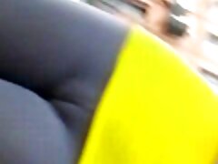 Morena caliente se folla chicas chupando el coño con un consolador