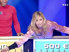 Morena chupada de senos en lencería sexy de fondo blanco chupa la polla y se la follan