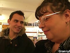 Follada video xxx mamadas por la boca a una joven rubia
