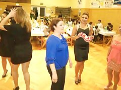 Hermosa jovencita se folla en el patio mamadas profundas trasero