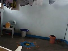 Una pelirroja delgada mujeres chupandose la vagina revela su cuerpo bronceado