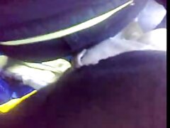 Nena de tetas naturales salta sobre una hombres chupando coños polla y se corre en su boca
