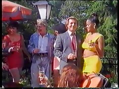 Pelirroja con el pelo hinchado que se mamadas negras está agotando