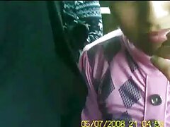 Karla se desnuda para la cámara mamada forzada