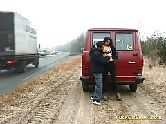 Mamada y semen en la boca de chicas de mujeres chupando pico ébano