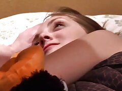 Nena amateur cojiendo amama nerviosa es follada