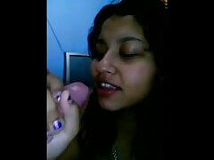 La práctica chupando clitoris grande hace la perfección