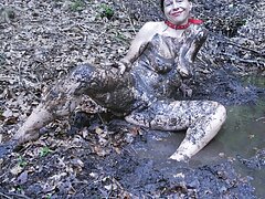 Encantadora chica de tetas naturales mamadas de coño es follada y facializada